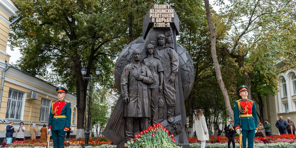 Памятник медикам в Москве Пресс-служба Мэра и Правительства Москвы.jpg
