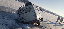 УАЗ с туристами попал в трещину на льду Байкала