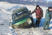 Еще две машины за сегодня провалились под лед на Байкале в Бурятии