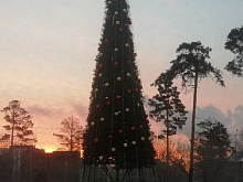 В парке Улан-Удэ начали устанавливать новогоднюю елку