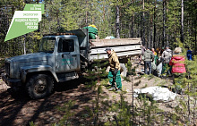 Лесники очистили баргузинский лес от мусора